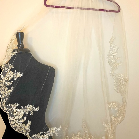 Scalloped Edge Lace Bridal Veil - Picture 3 of 16